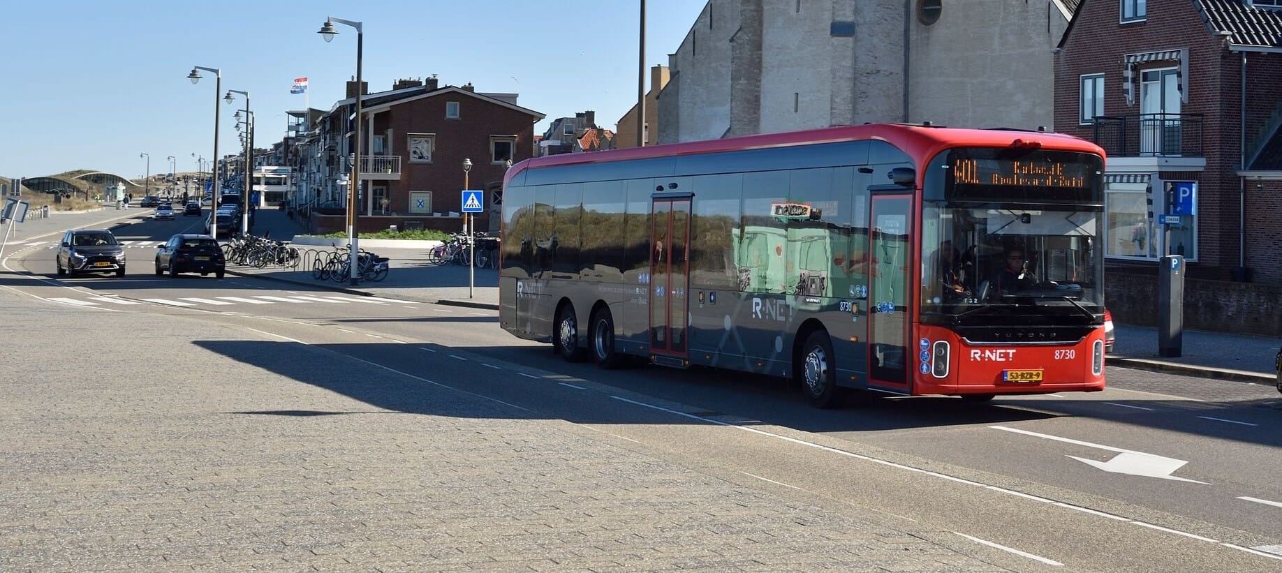 R-Net bus rijdt door de straten van Katwijk