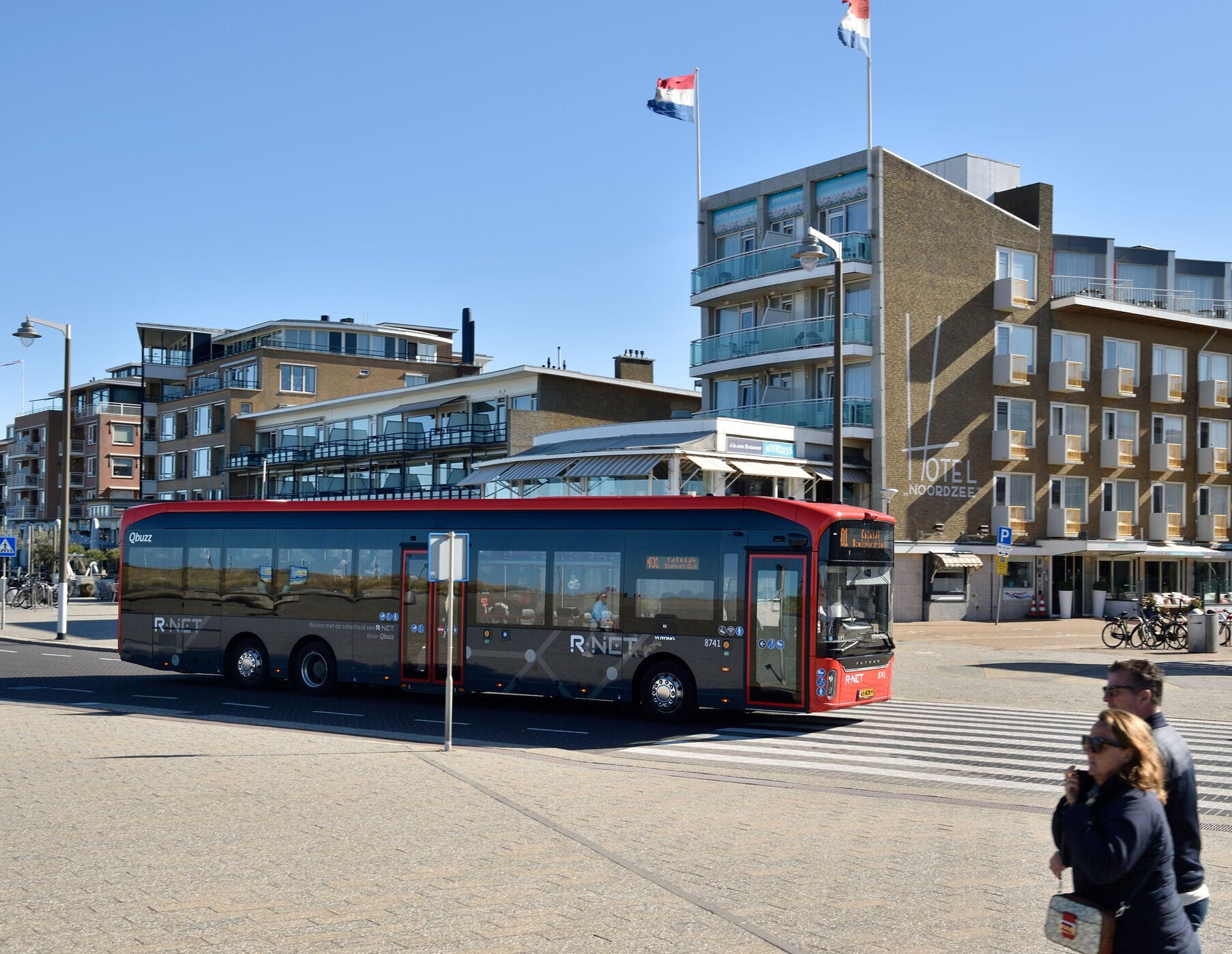 R-Net bus rijdt in Katwijk