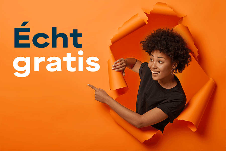 Vrouw wijst naar de tekst op een oranje achtergrond