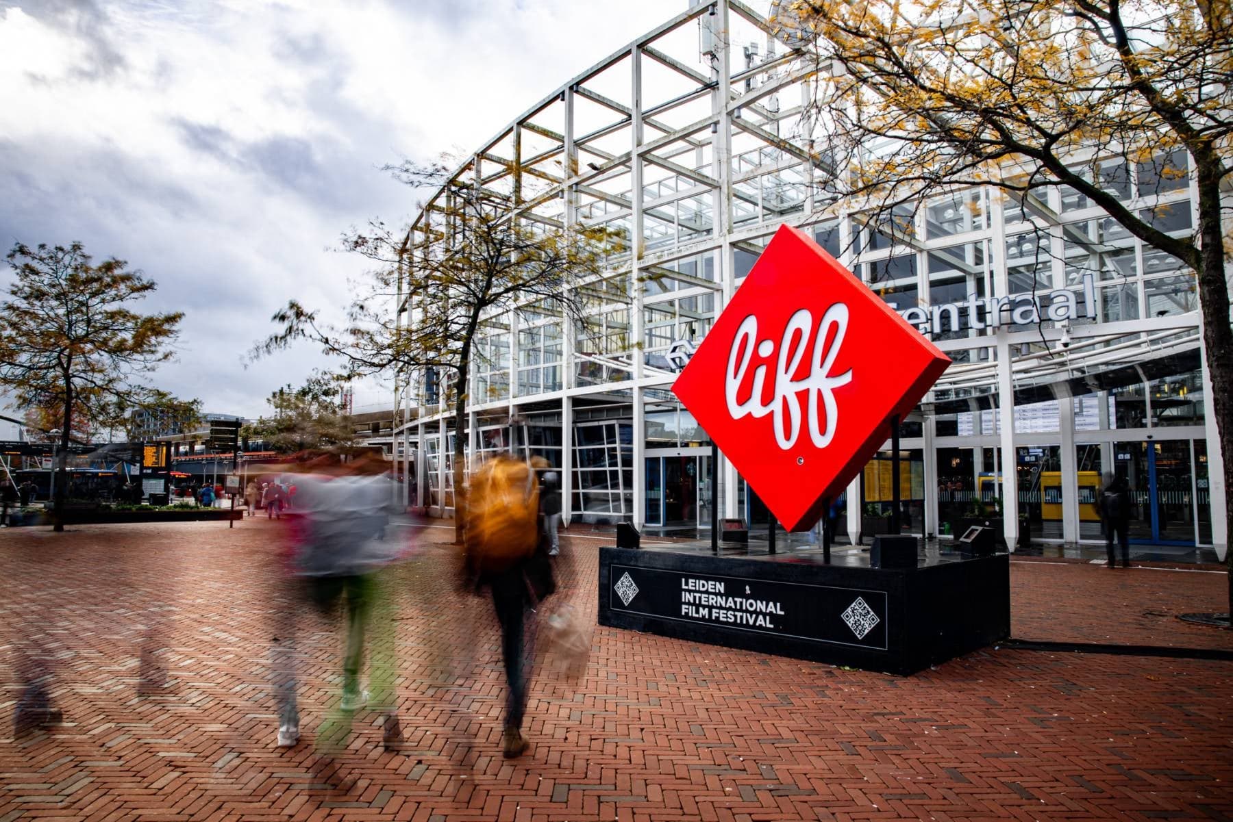 LIFF-logo op het plein bij Leiden Centraal, ter promotie van het Leiden International Film Festival.