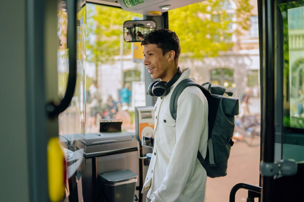 Reiziger met rugzak checkt in de bus