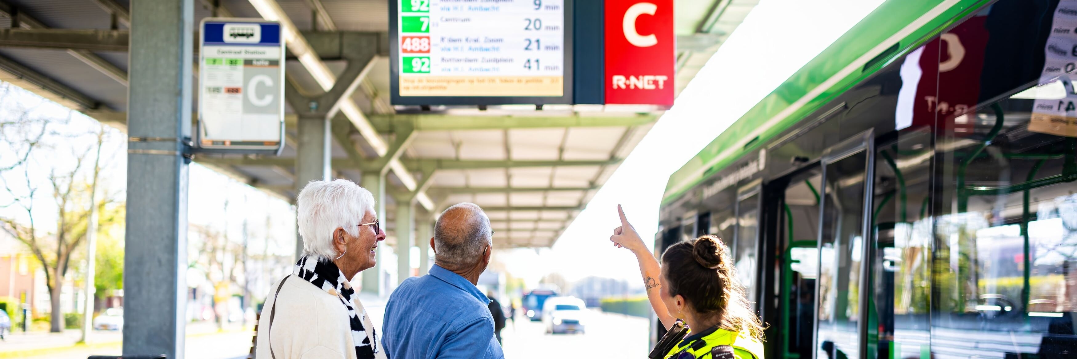 Service en veiligheid medewerker helpt reizigers