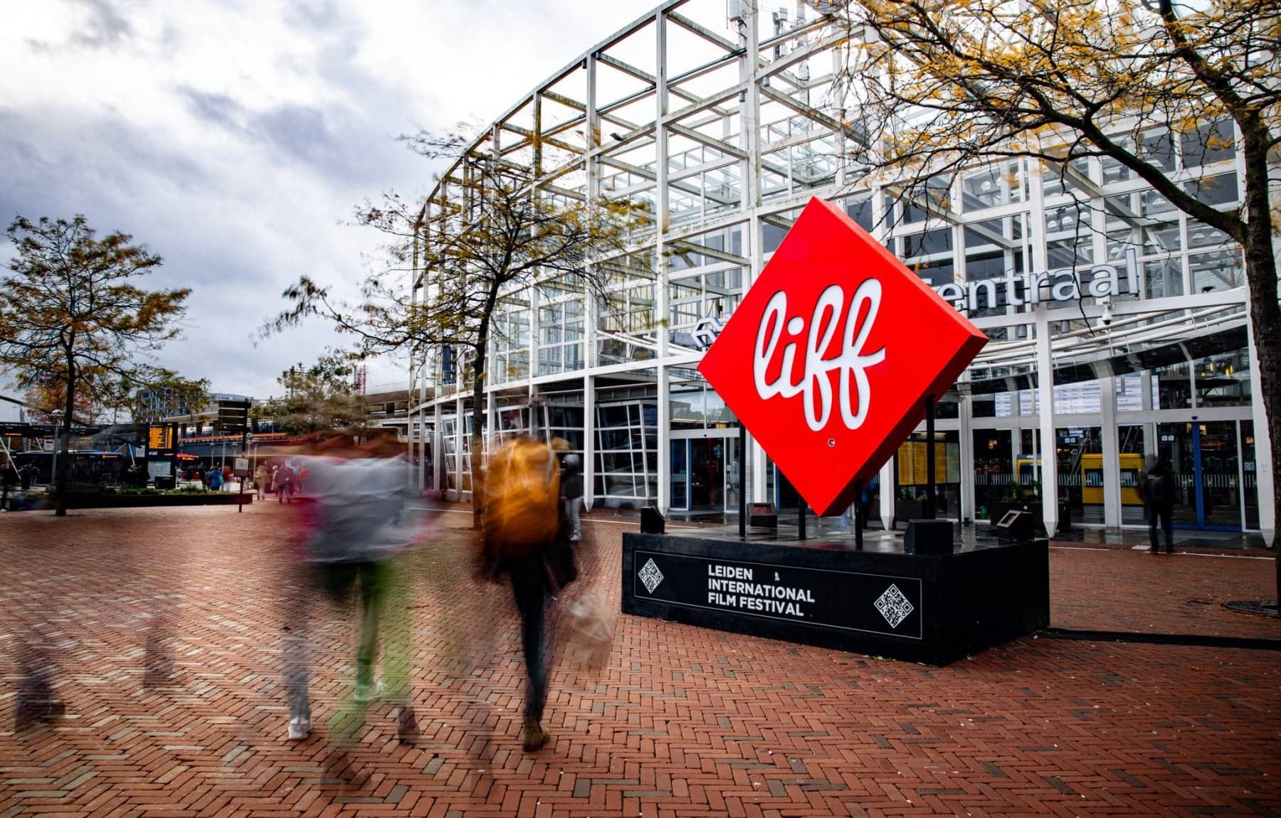 LIFF-logo op het plein bij Leiden Centraal, ter promotie van het Leiden International Film Festival.