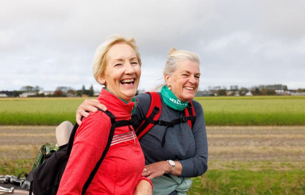 Twee vrouwen, samen aan het wandelen en lachen