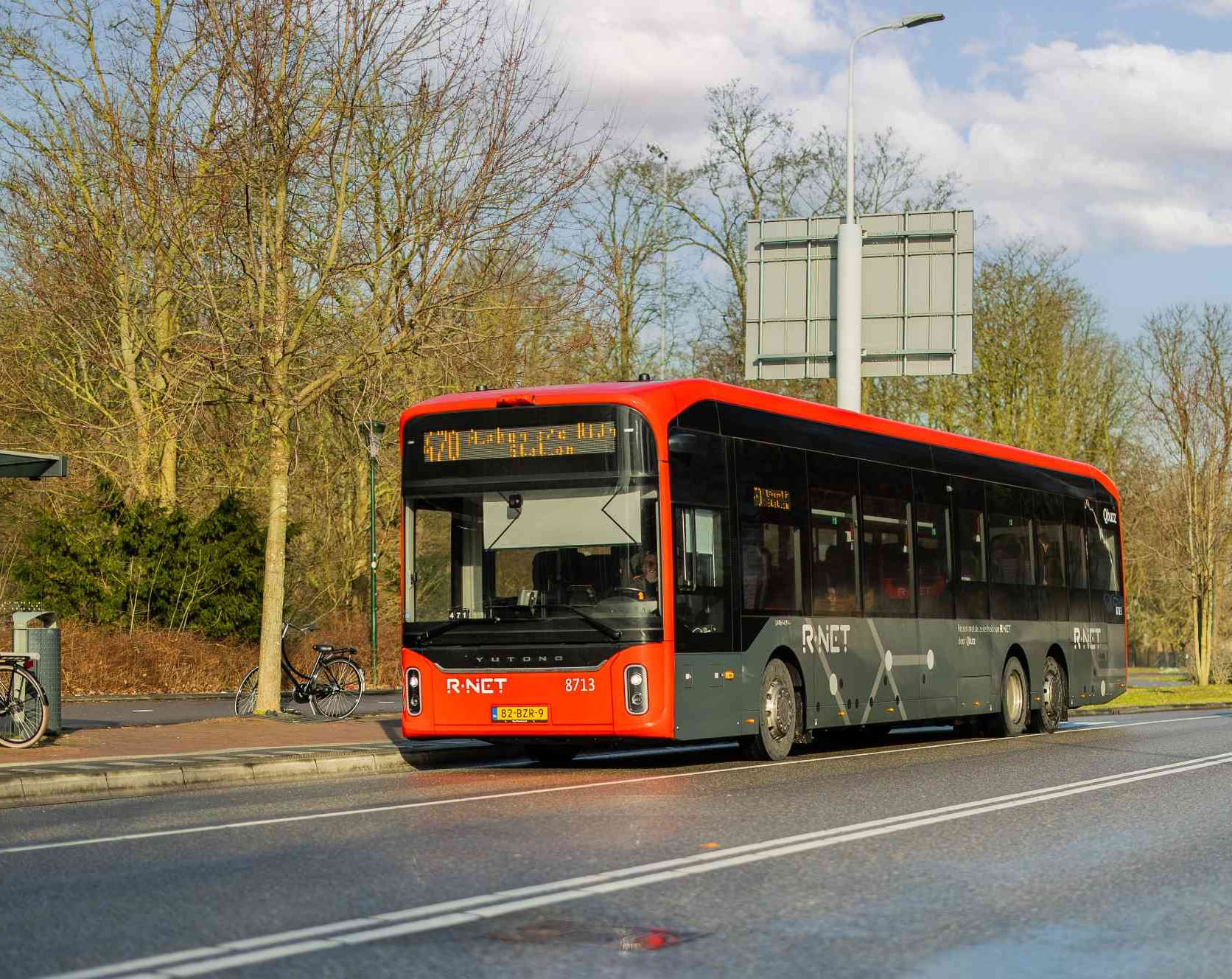 Rode R-net bus in Alphen. Buslijn 470