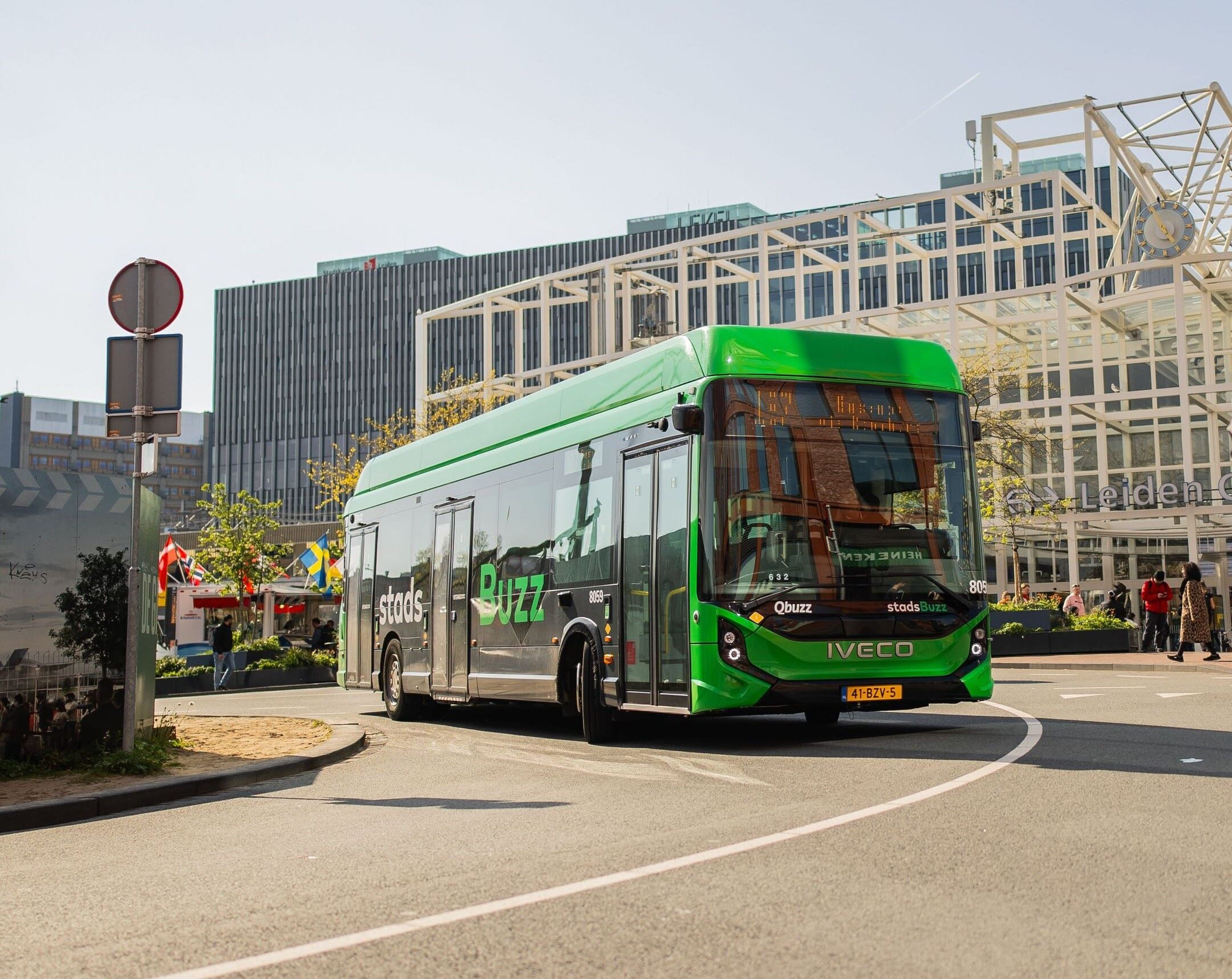 Een stadsbuzz rijdt voor station Leiden