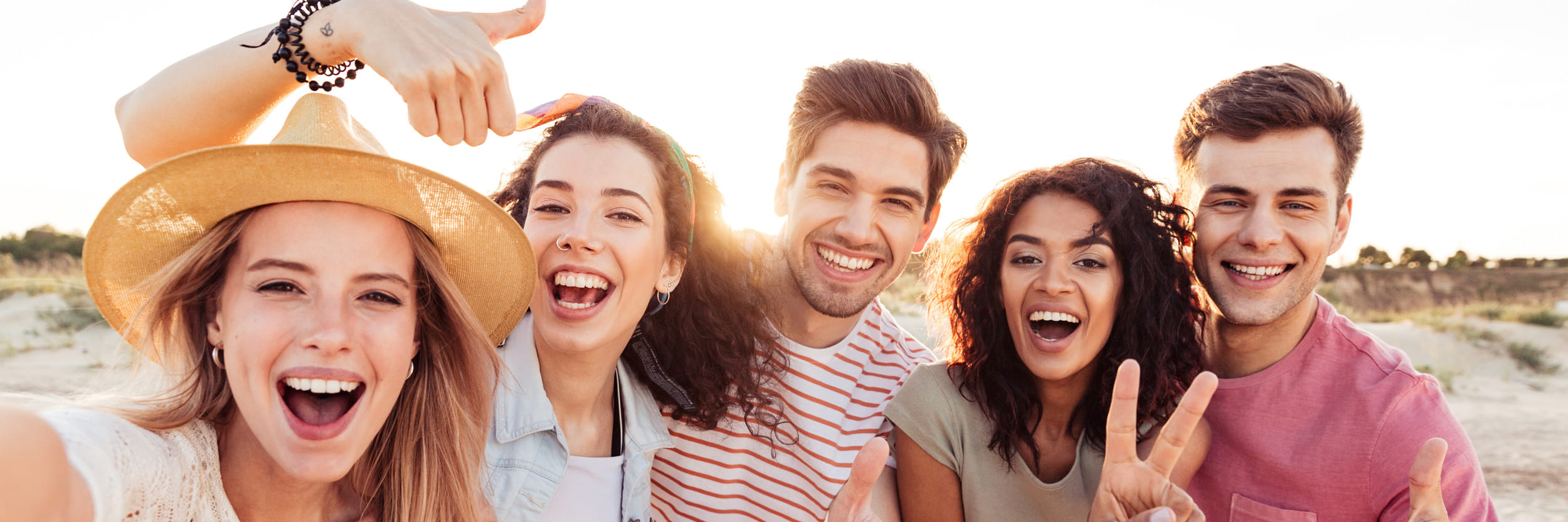 Blije mensen op het strand