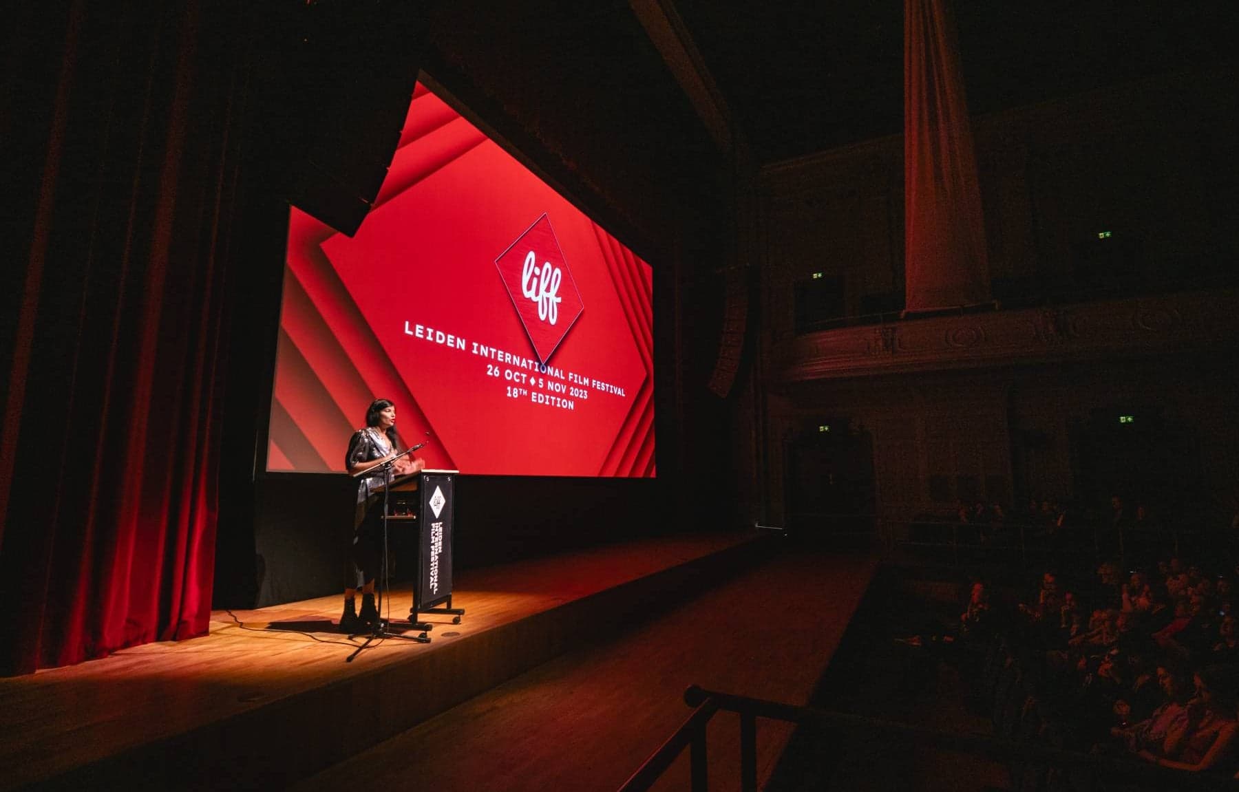 Podiumpresentatie tijdens het Leiden International Film Festival, bijeenkomst voor filmvertoningen en evenementen.
