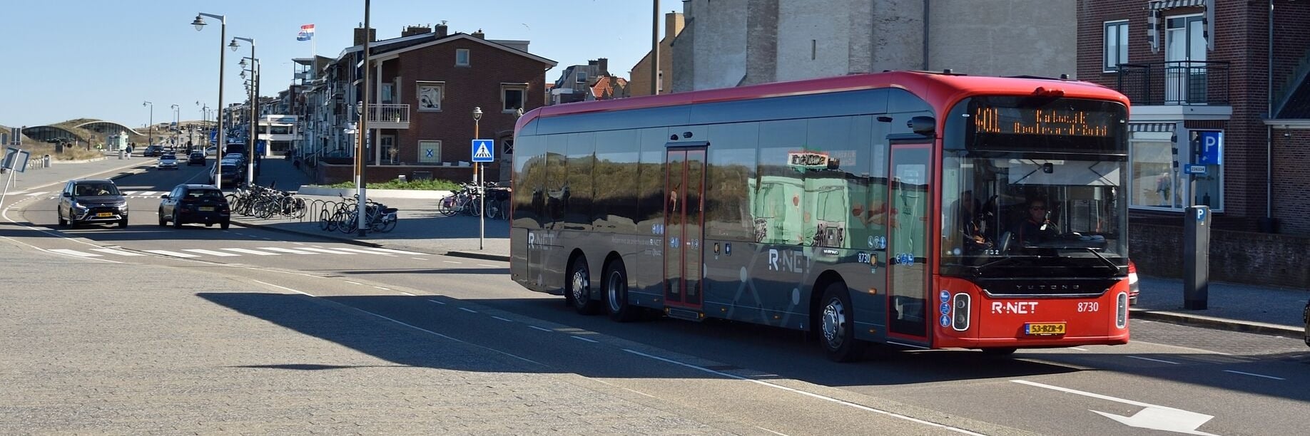 R-Net bus rijdt door de straten van Katwijk